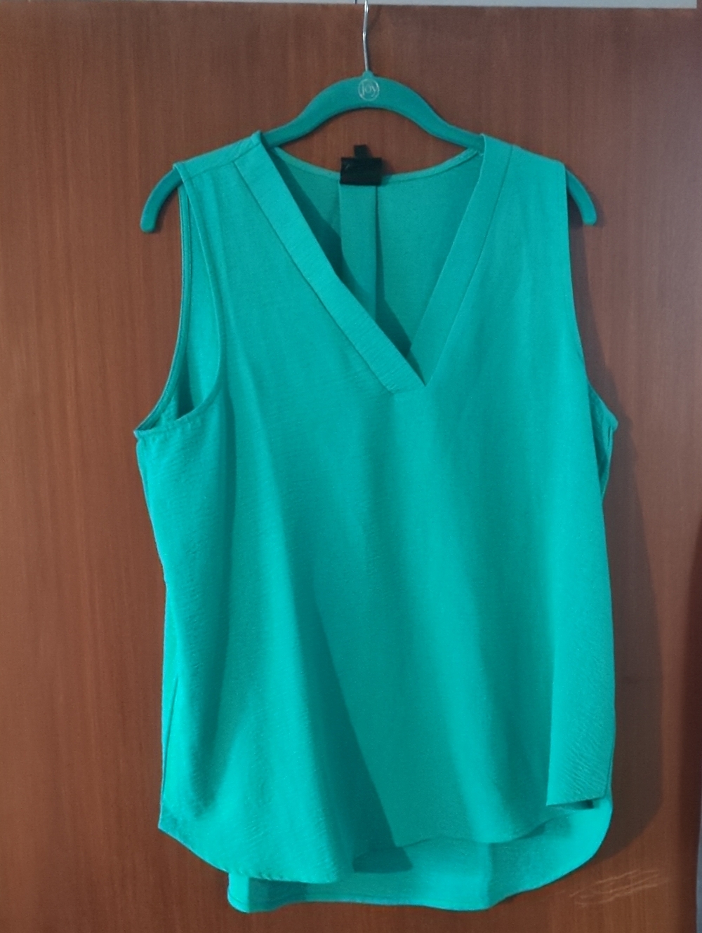 bobeau Green V-Neck Sleeveless Camisole